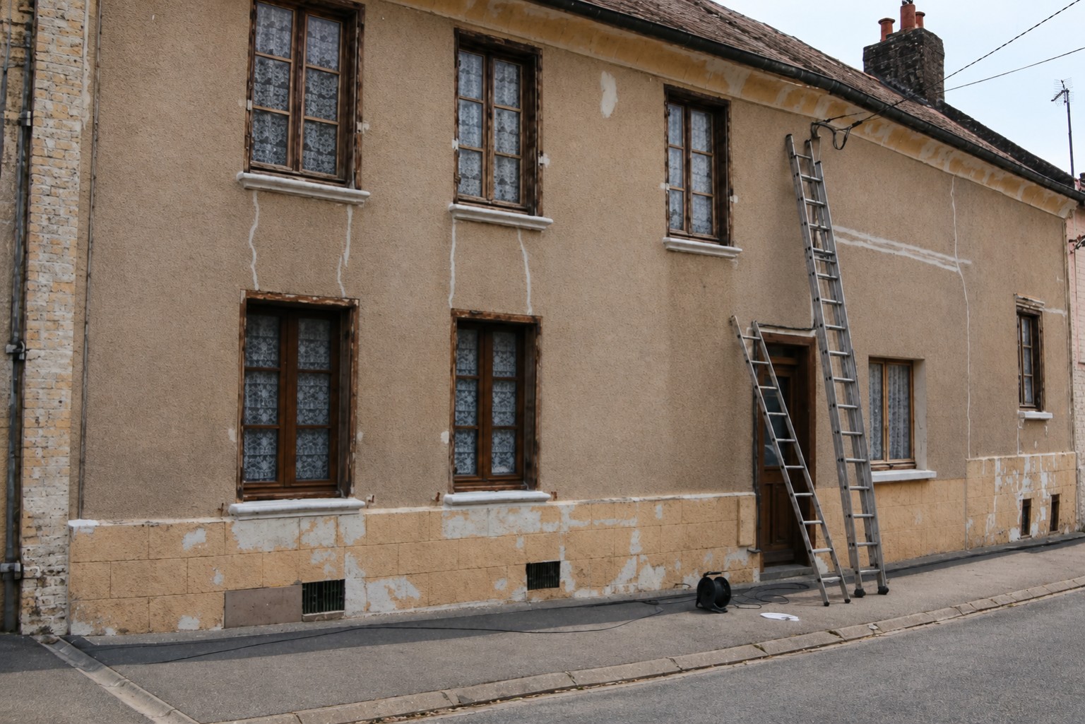 Façade fissurée avant ravalement à Bonneuil-les-Eaux