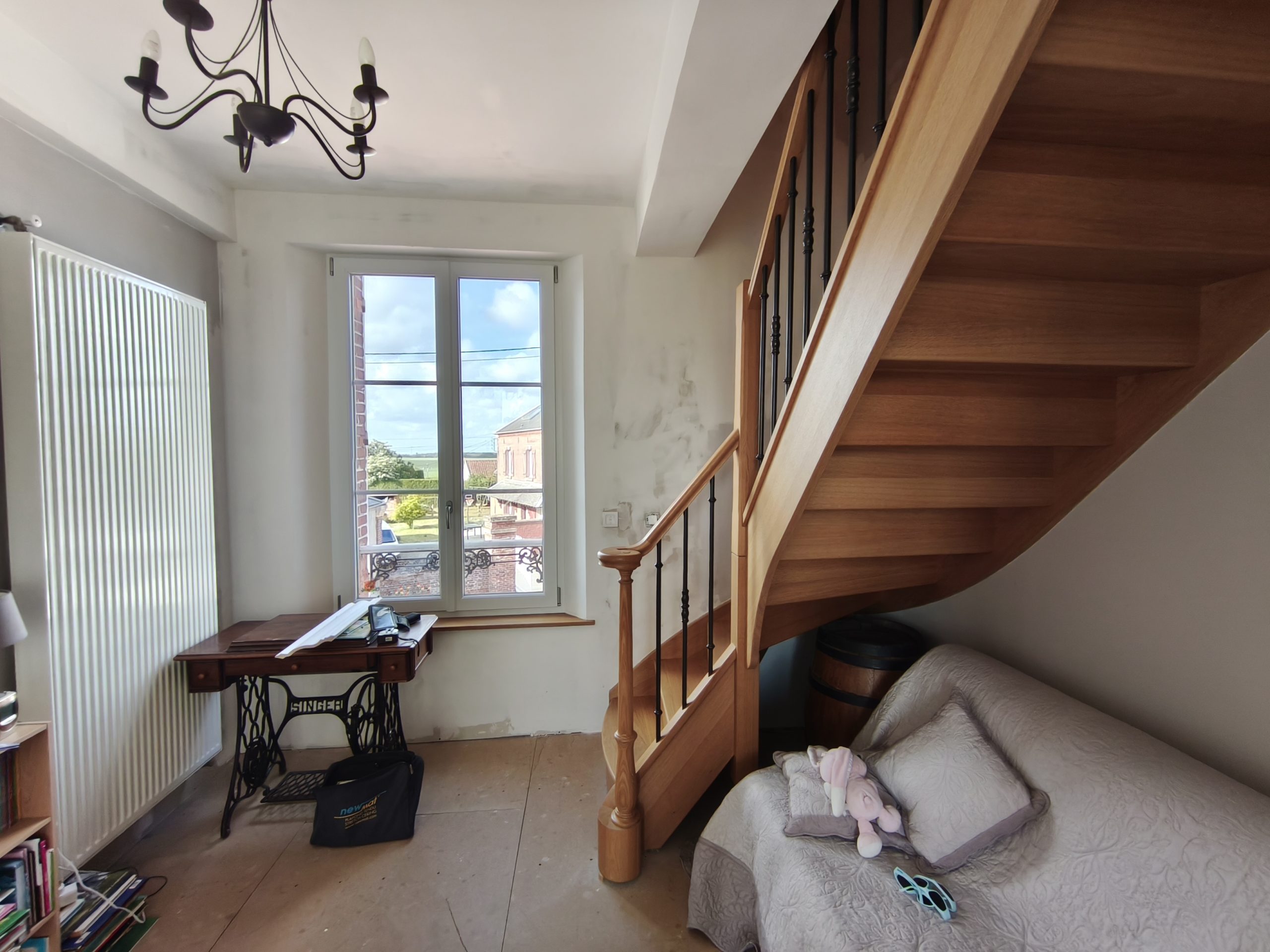 Murs en préparation autour de la fenêtre et de l’escalier à Quiry-le-Sec.