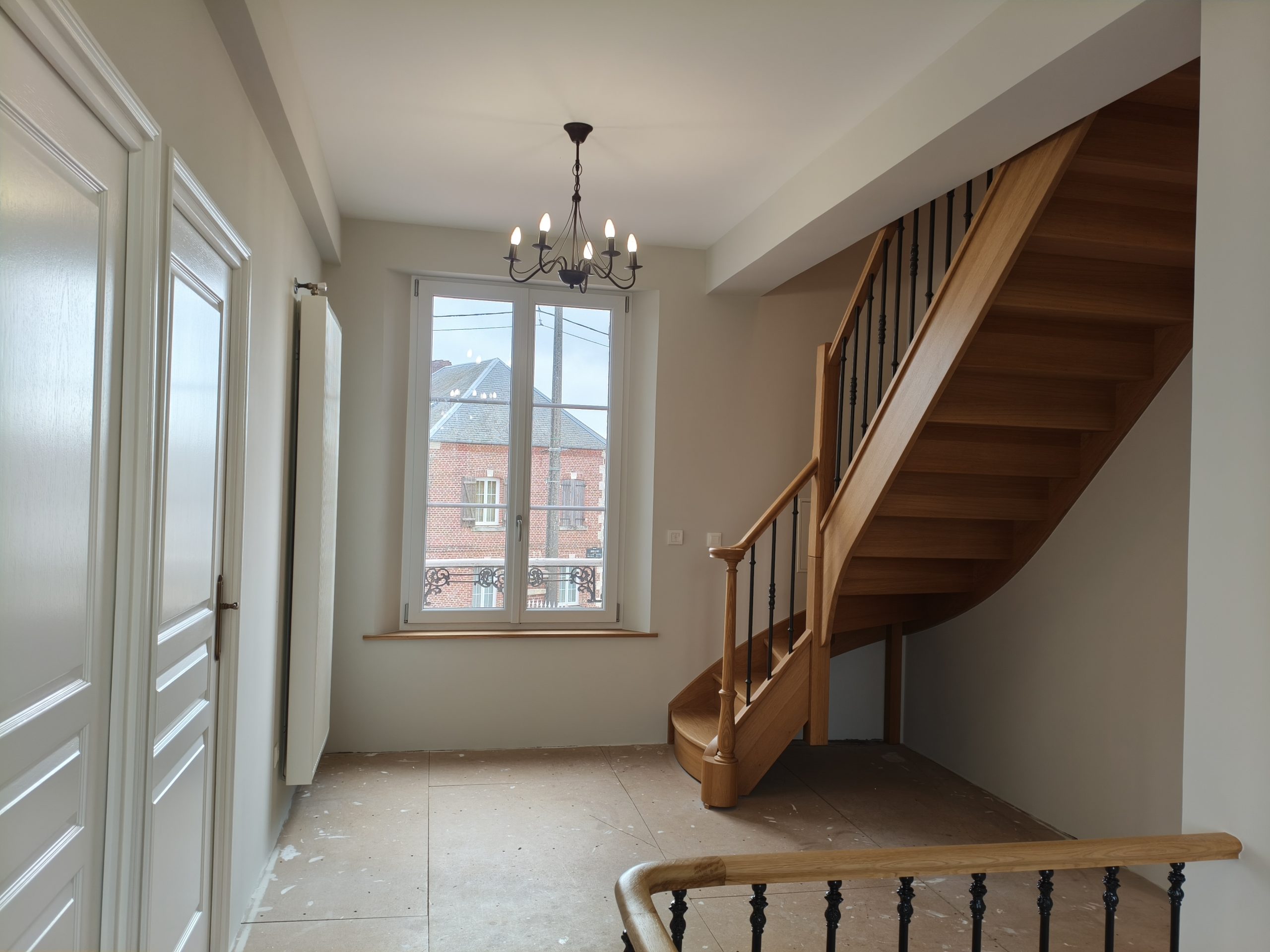 Murs et plafond en finition mate autour de l’escalier à Quiry-le-Sec.