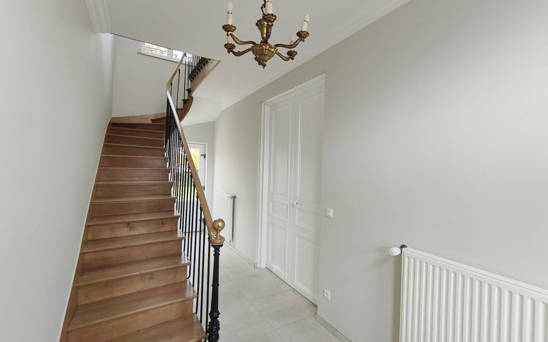 Escalier en bois et ferronneries après rénovation à Quiry-le-Sec.