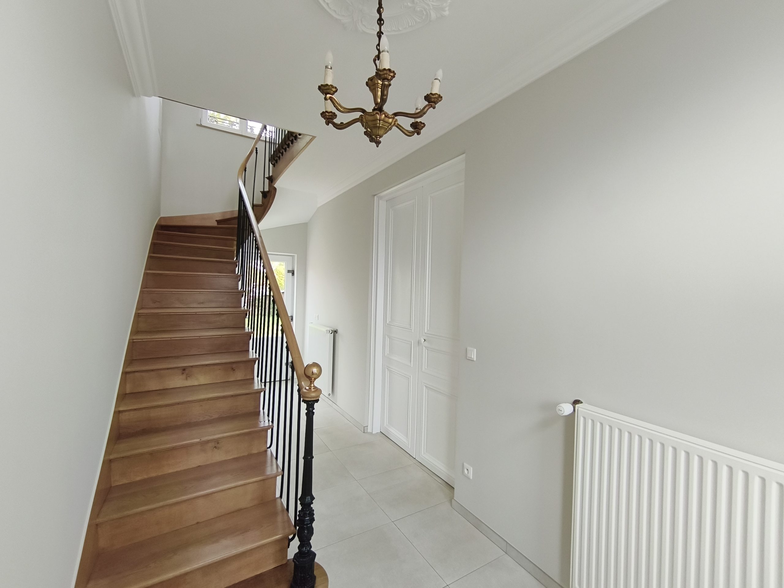 Escalier en bois et ferronneries après rénovation à Quiry-le-Sec.